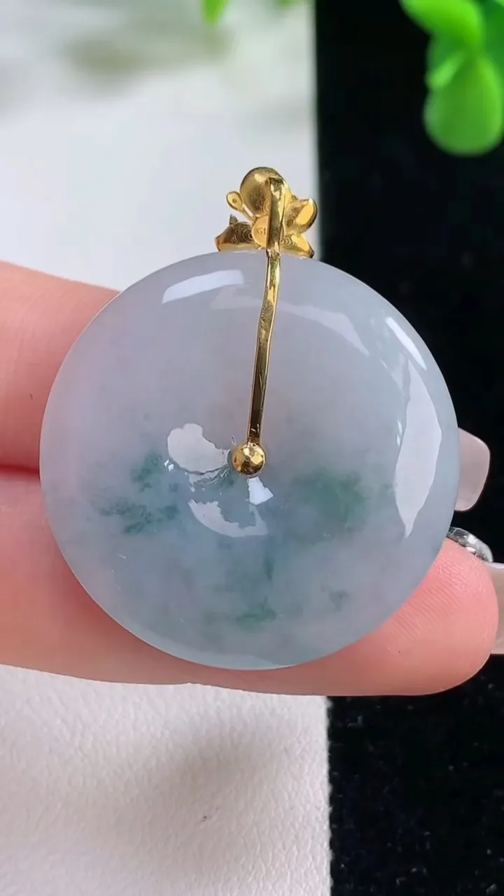 天然A货翡翠18K金飘花平安扣吊坠，尺寸31.2-5.7，重量:12.05g
12月20日