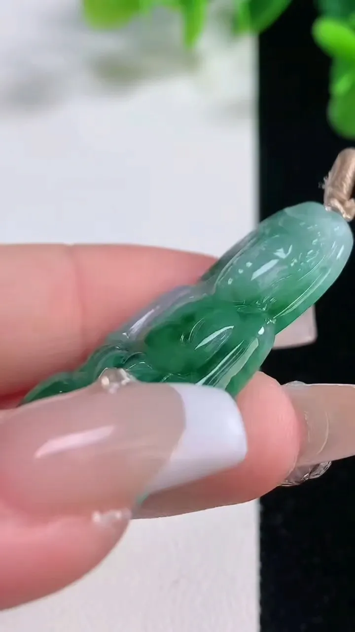 天然A货翡翠飘花观音菩萨吊坠，尺寸46-21.3-4.8，重量:9.03g
12月20日