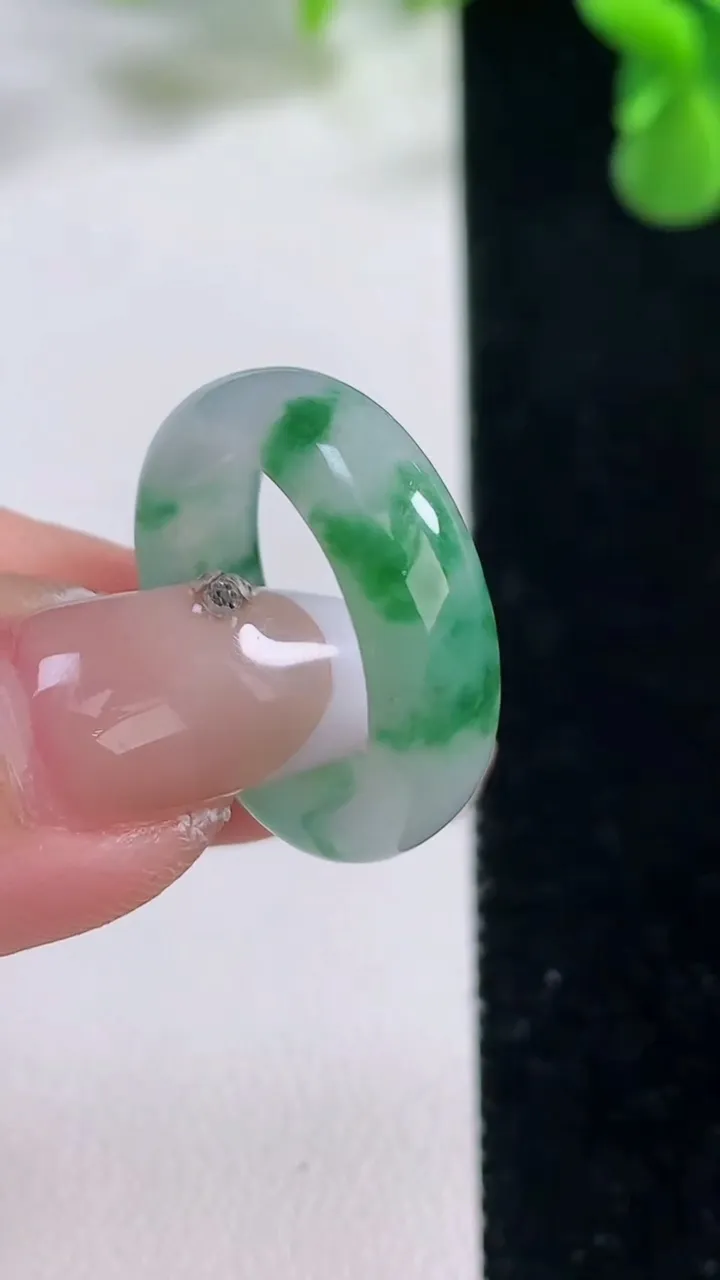 天然A货翡翠指环戒指，尺寸17.3-6.3-2.8，重量:3.42g2025年12月20日
工厂直销