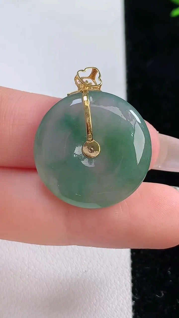 天然A货翡翠种飘花平安扣吊坠，尺寸23-5.2，重:5.80g
12月20日