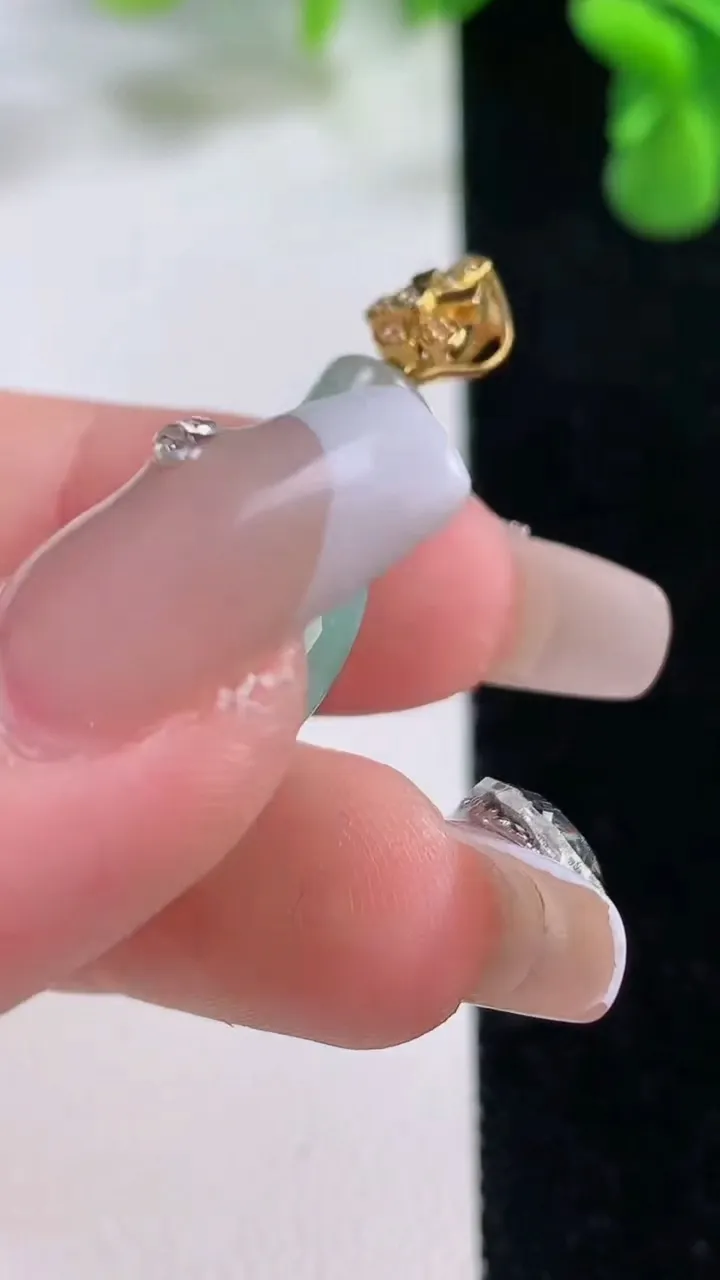 天然A货翡翠平安环吊坠，尺寸19.2-5.6，重量:5.53g
12月20日