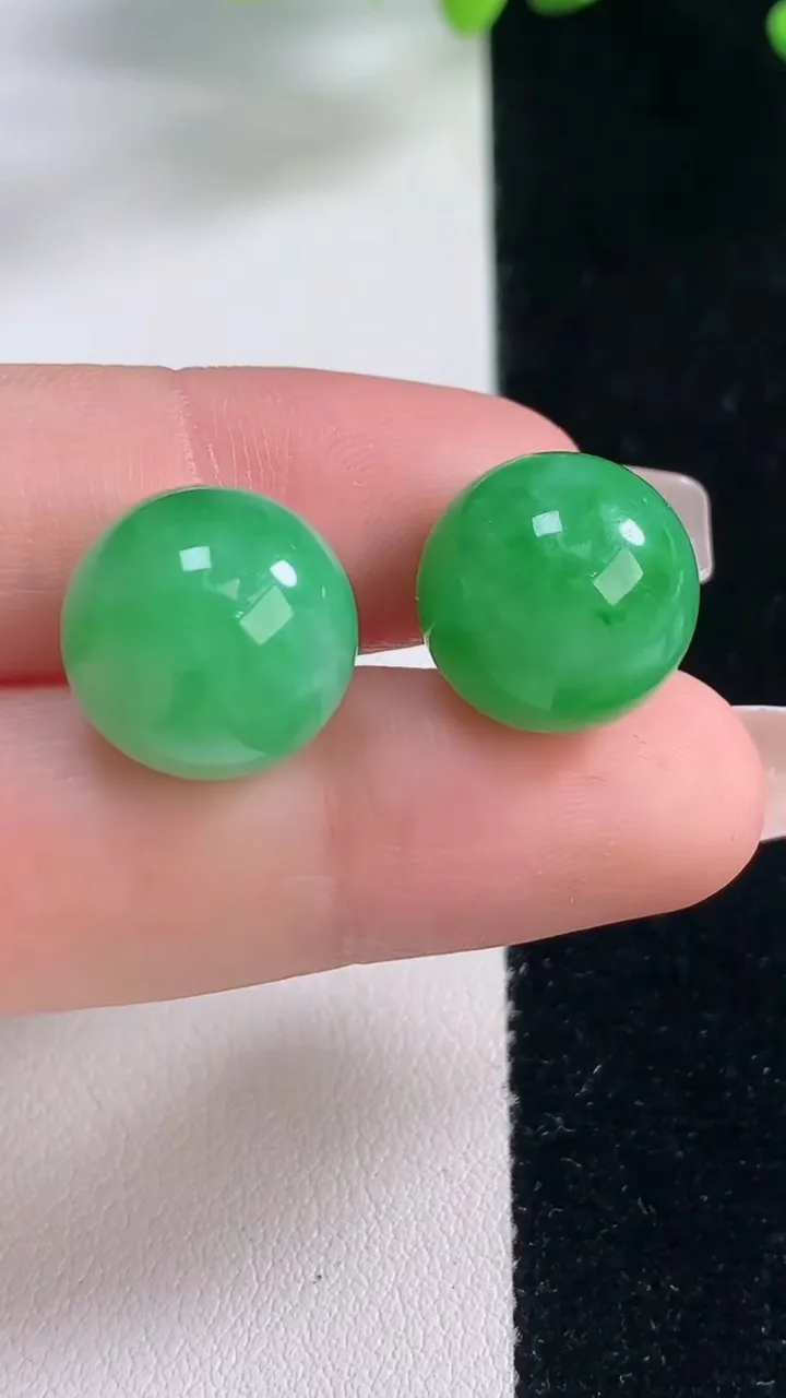 天然A货翡翠圆珠镶嵌件一对，尺寸13.8，重量:11.57g
12月20日