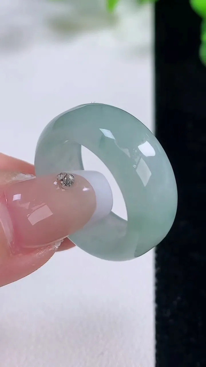天然A货翡翠冰种飘花指环戒指，尺寸18.4-9.2-3.6，重量:6.56g2025年12月20日
工厂直销收藏佳品,种好水足，色泽均匀，有种有色，上手高大气！