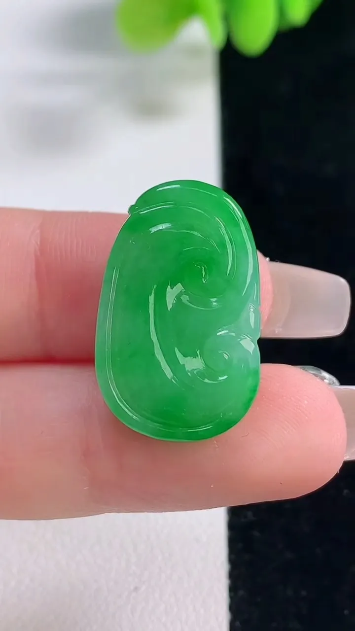 天然A货翡翠如意吊坠，尺寸24-15.2-5.7，重量:4.52g
12月20日