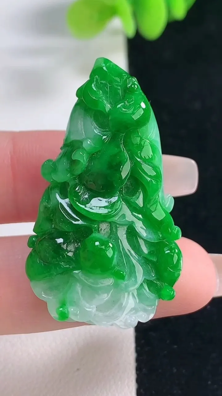 天然A货翡翠白菜吊坠，尺寸40.4-24-10.8，重量:12.65g
12月20日