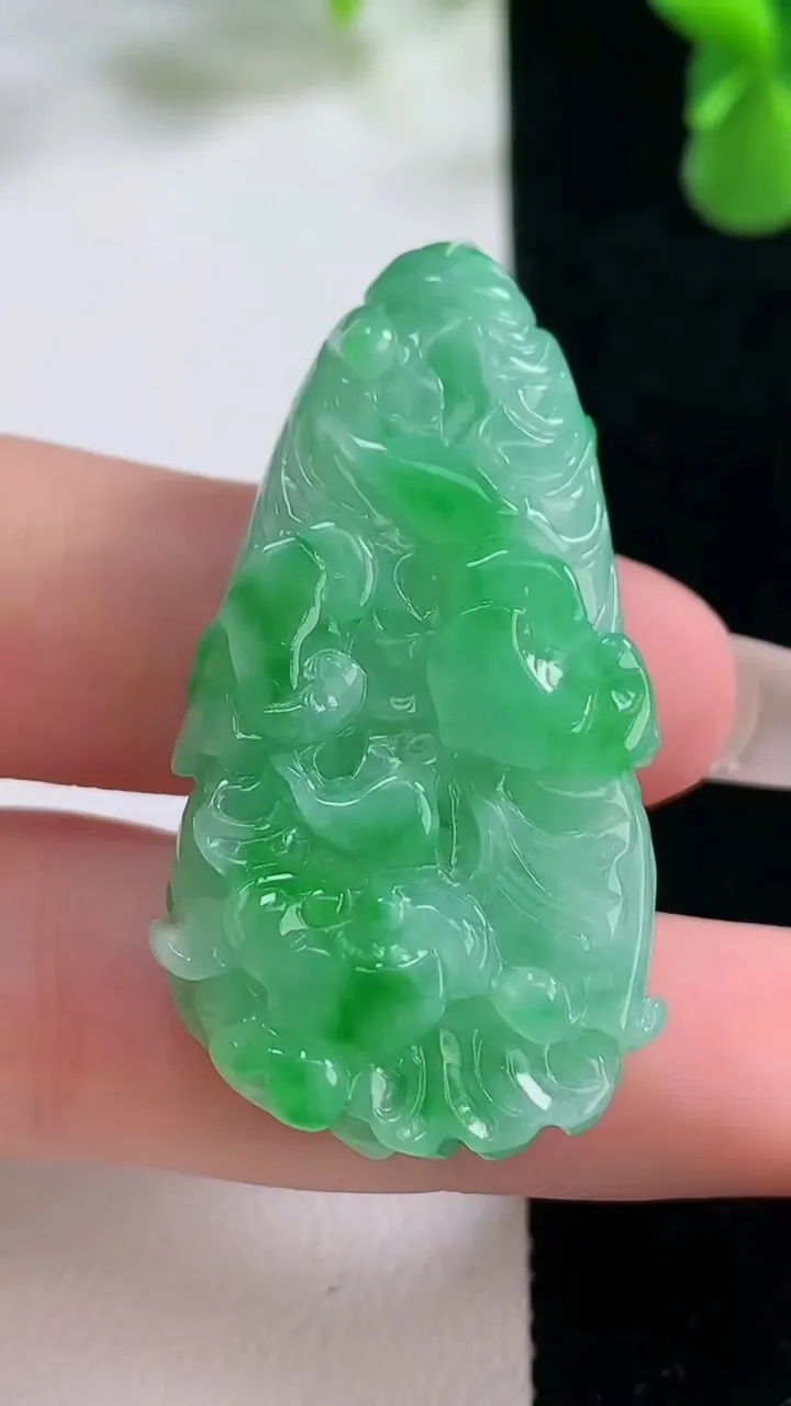 天然A货翡翠白菜吊坠，尺寸43-23-9.4，重量:18.73g
12月20日