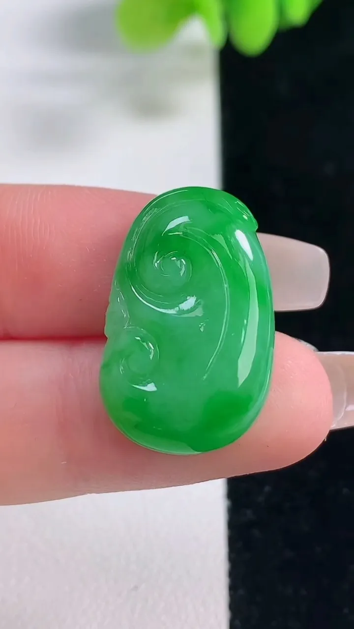 天然A货翡翠如意吊坠，尺寸24-15.2-5.7，重量:4.52g
12月20日