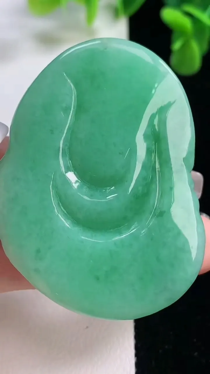 天然A货翡翠逍遥佛吊坠，尺寸53-40-10.4，重量:39.82g
12月20日