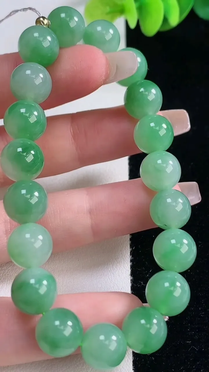 天然A货翡翠圆珠手串，尺寸14.3-15颗，重量:75.97g12月20日
工厂直销收藏佳品,种好水足，色泽均匀，有种有色，上手高大气！