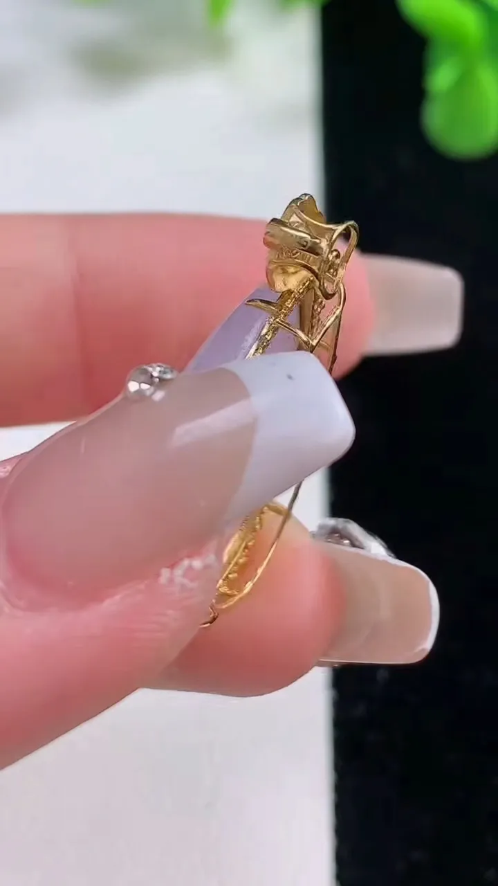 天然A货翡翠18K金紫罗兰水滴吊坠，尺寸27.7-13.8-8.5，裸石21-11.7重量:3.69g
12月20日