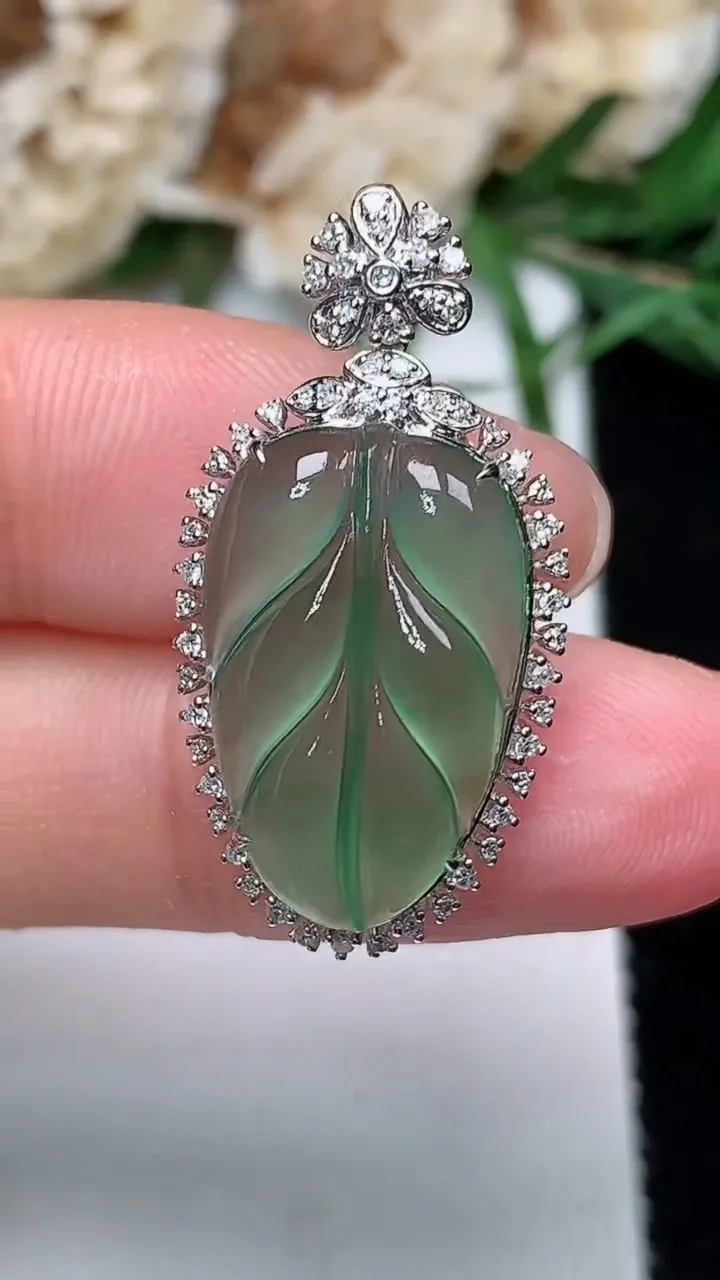 天然A货翡翠金枝玉叶 叶子吊坠，尺寸29.8-15-8.3，裸石19-12.3，重量:3.07g
12月20日