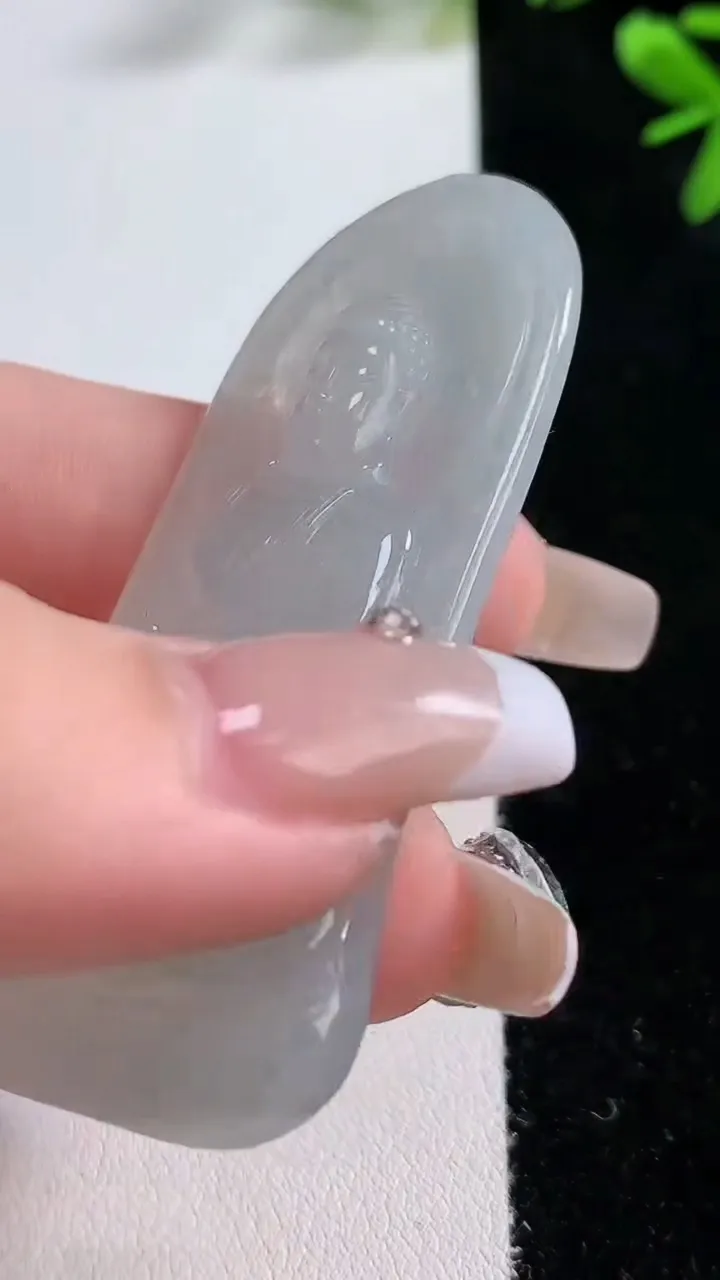 天然A货翡翠大日如来吊坠，尺寸60-32.6-6.2，重:20.74g
12月20日