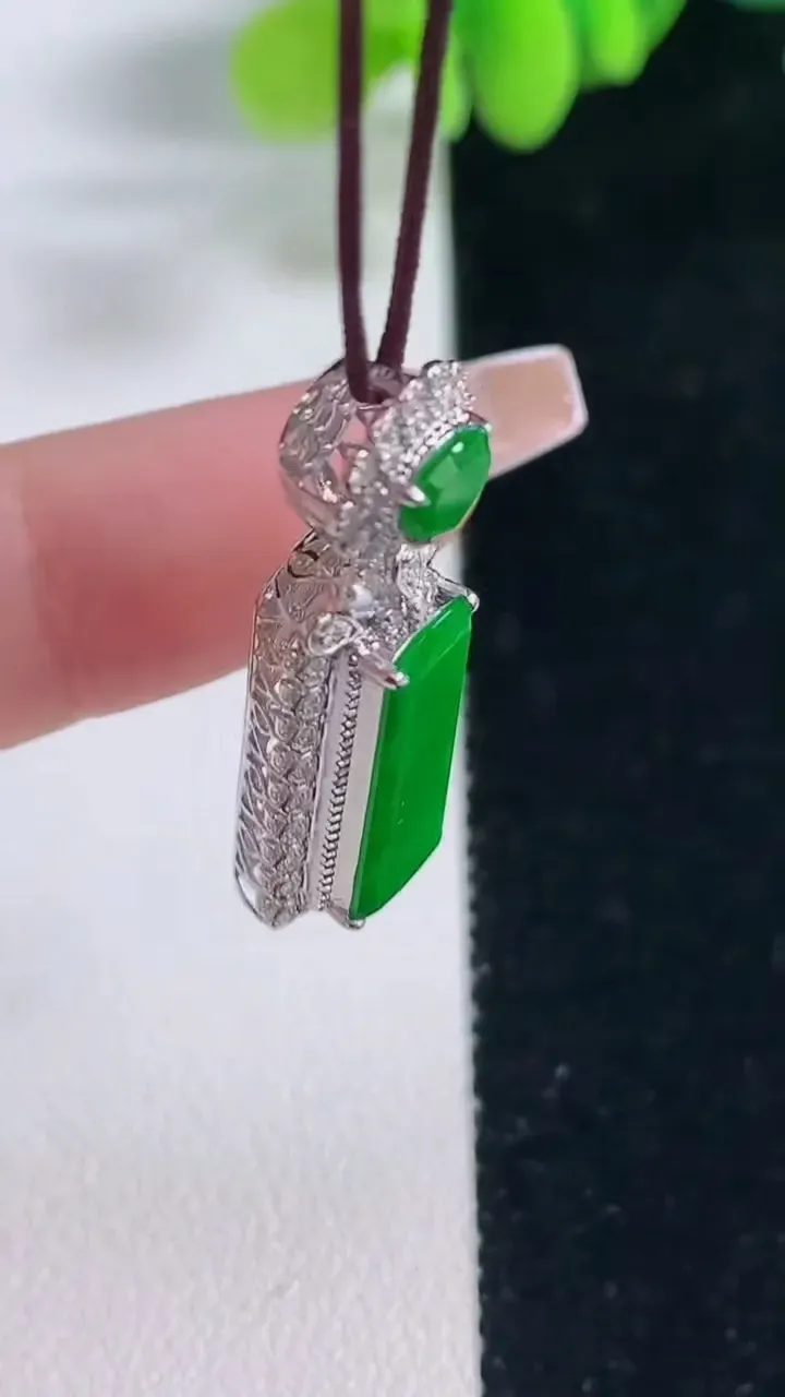 天然A货翡翠无事牌吊坠，尺寸30.4-10-7.8，裸石17.2-7重量:3.30g
12月20日