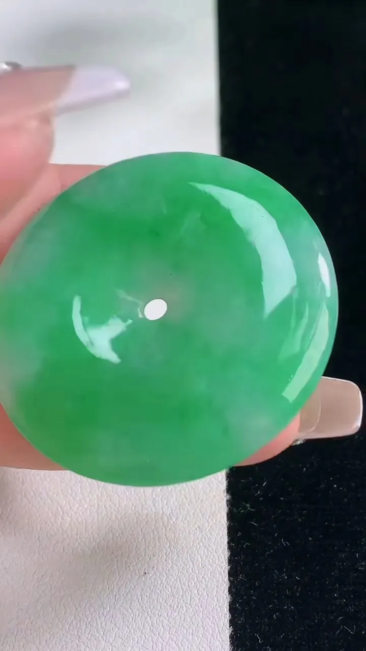 天然A货翡翠平安扣吊坠，尺寸42-5.8，重量:21.82g
12月20日