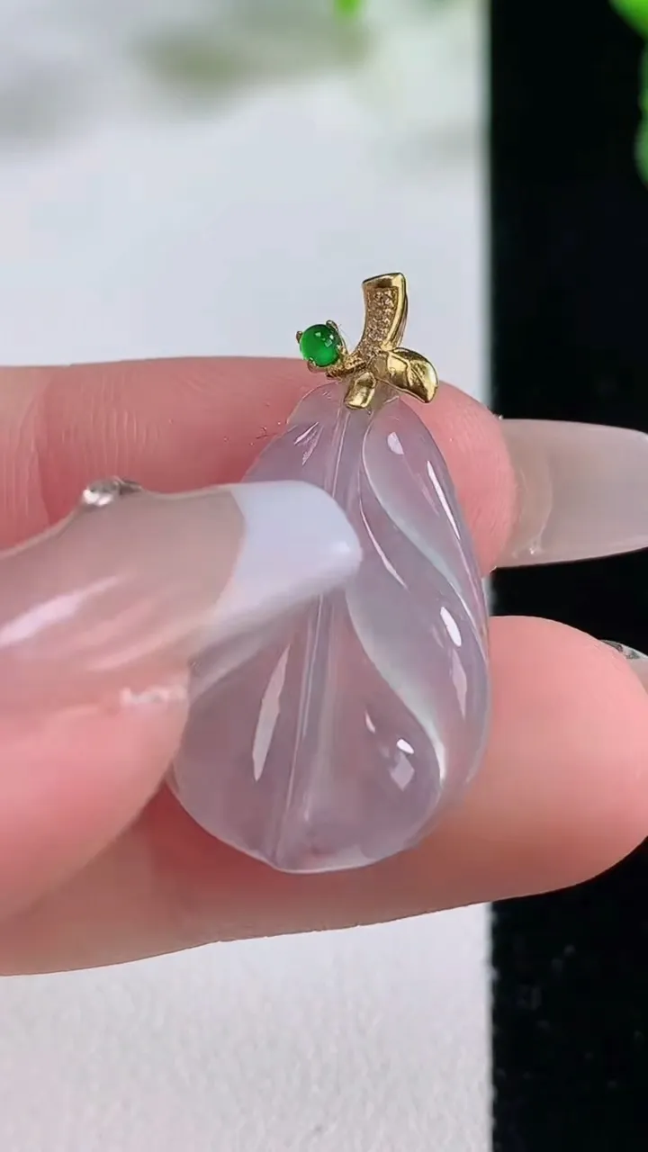 天然A货翡翠种白冰金枝玉叶 叶子吊坠，尺寸23.3-16.8-3，重量:22.00g
12月20日