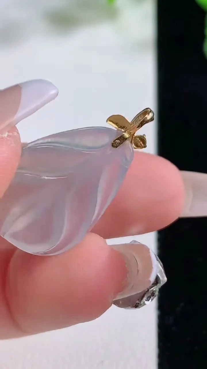 天然A货翡翠种白冰金枝玉叶 叶子吊坠，尺寸23.3-16.8-3，重量:22.00g
12月20日