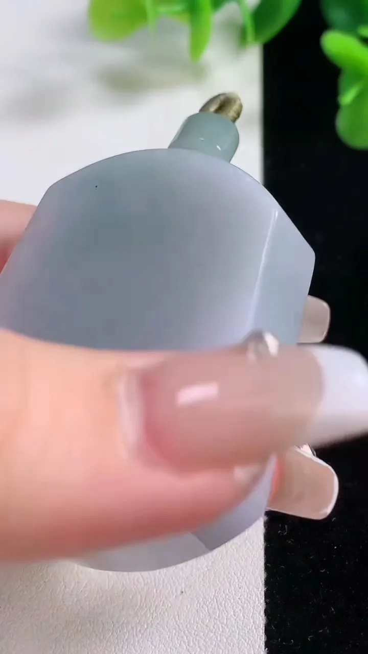 天然A货翡翠紫罗兰无事牌吊坠，尺寸47.4-39.7-12.4，重量:67.13g
12月20日