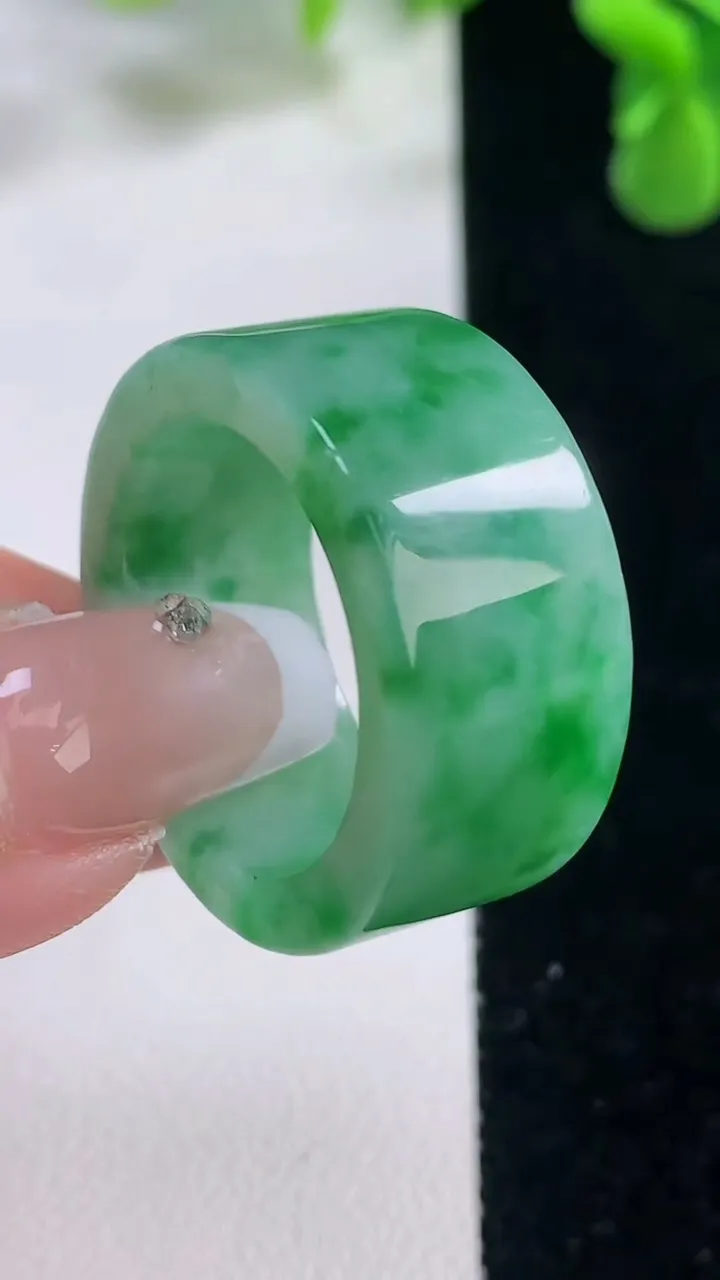 天然A货翡翠方形指环扳指，尺寸21.2-12.2-3.8，重量:13.10g2025年12月20日
工厂直销收藏佳品,种好水足，色泽均匀，有种有色，上手高大气！