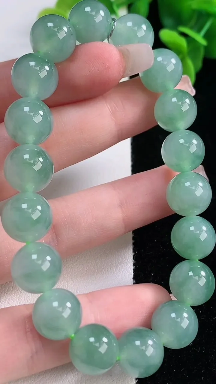 天然A货翡翠圆珠手串，尺寸10.8-18颗，重量:42.00g12月20日
工厂直销收藏佳品,种好水足，色泽均匀，有种有色，上手高大气！
