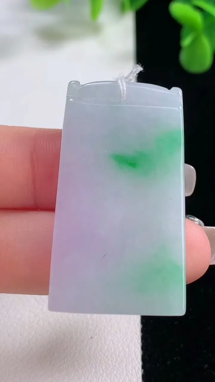 天然A货翡翠无事牌吊坠，尺寸41-23-4.6，重量:14.39g
12月20日