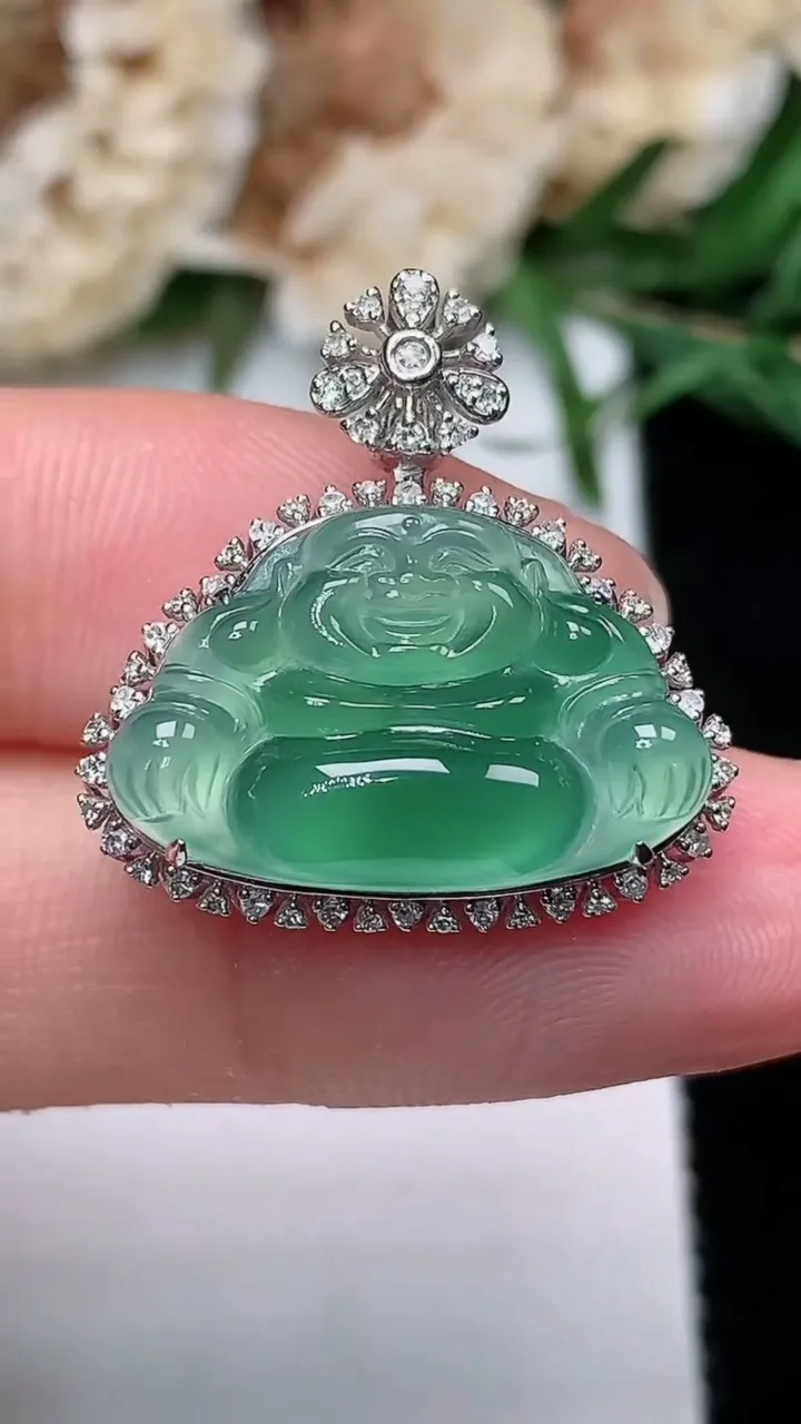 天然A货翡翠佛公吊坠，尺寸23-22.3-9裸石12.7-19.9，重量:3.67g
12月20日