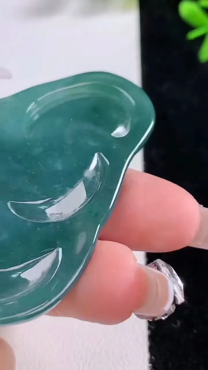 天然A货翡翠蓝水龙凤呈祥吊坠，尺寸62-43.5-6.2，重:28.56g
12月20日