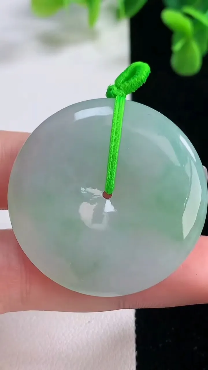 天然A货翡翠平安扣吊坠，尺寸38.3-5.7，重量:17.85g
12月20日