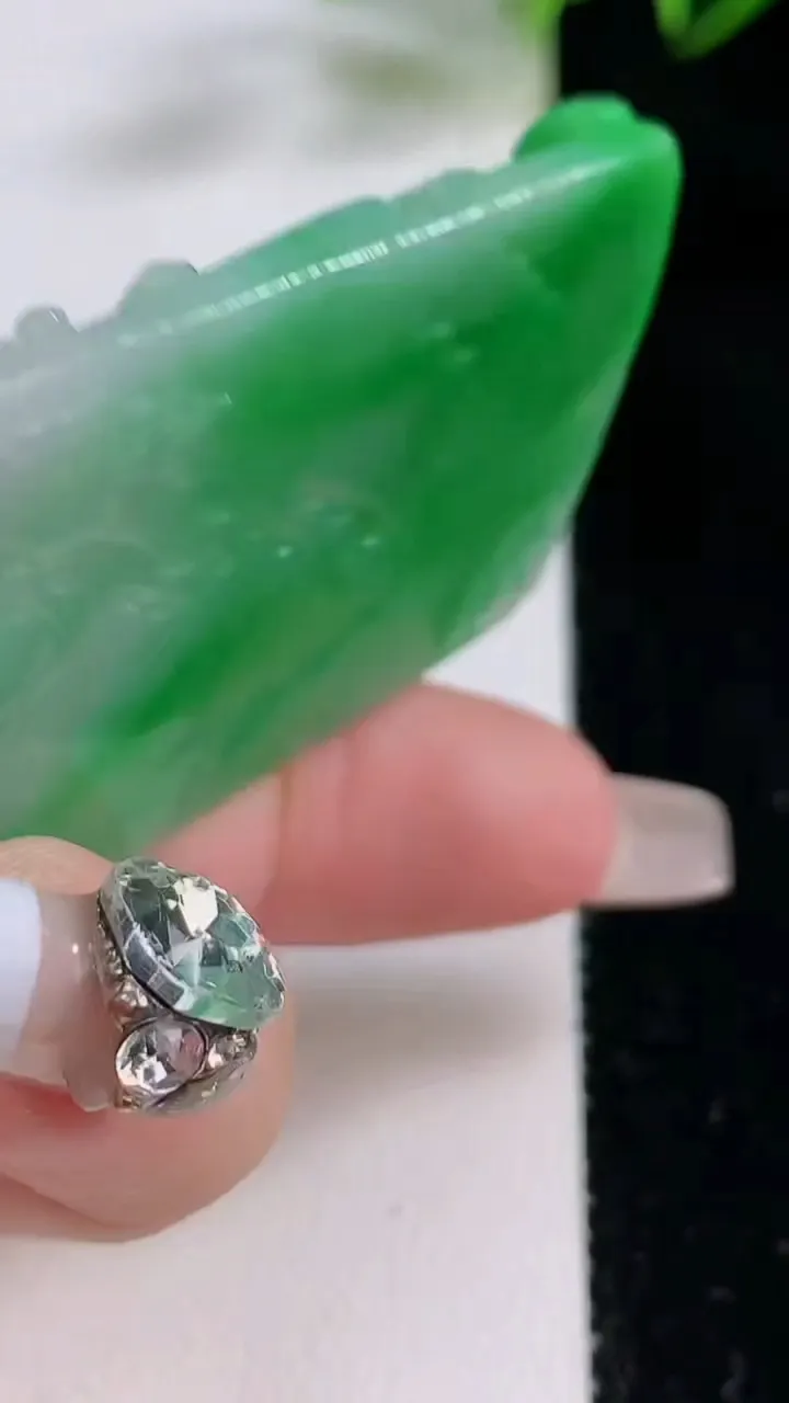 天然A货翡翠山水牌吊坠，尺寸53-36-5，重:28.34g
12月22日