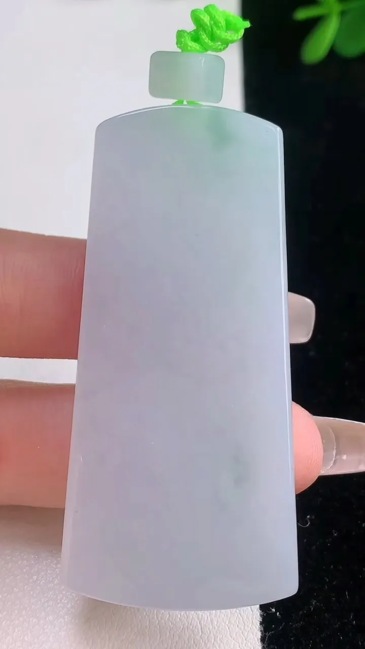 天然A货翡翠飘花无事牌吊坠，尺寸59.3-27.4-6.3，重量:31.61g
12月21日