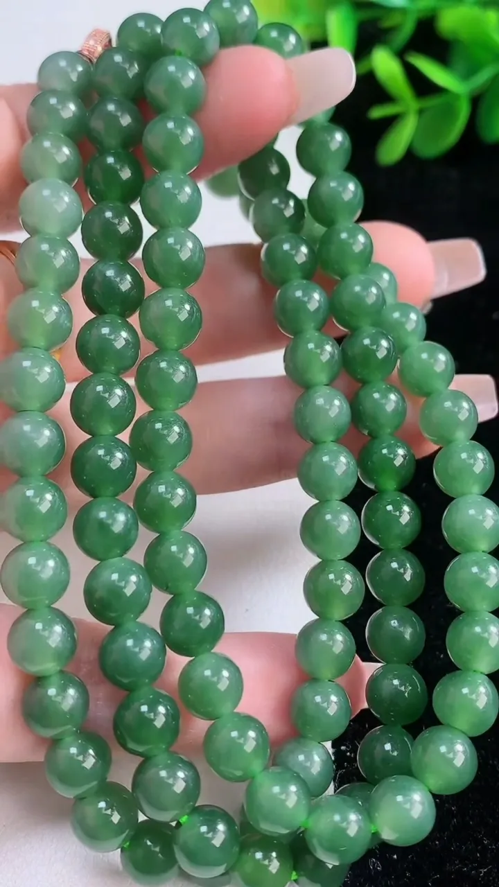 天然A货翡翠圆珠项链，尺寸6.9-96颗，重量:55.22g
12月21日