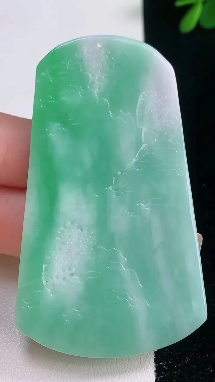 天然A货翡翠山水牌吊坠，尺寸67.8-38.5-5，重量:33.57g
12月21日