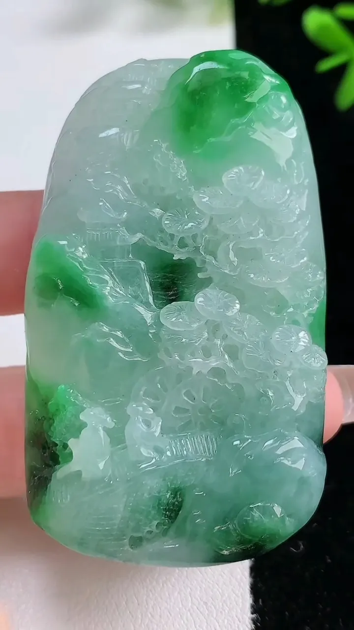 天然A货翡翠山水牌吊坠，尺寸61-35-10，重:55.38g
12月21日