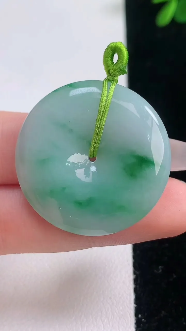 天然A货翡翠平安扣吊坠，尺寸31.8-5.9，重量:12.38g
12月21日