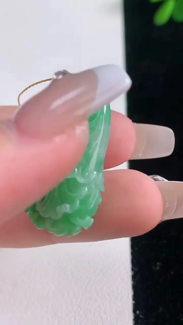 天然A货翡翠白菜吊坠，尺寸31.7-16-10.8，重量:7.77g
12月21日