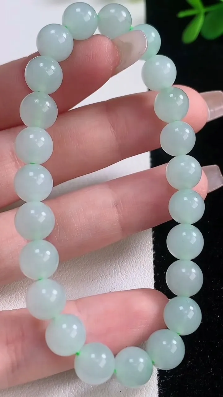 天然A货翡翠圆珠手串，尺寸8-23颗，重量:20.28g12月21日
工厂直销收藏佳品,种好水足，色泽均匀，有种有色，上手高大气！