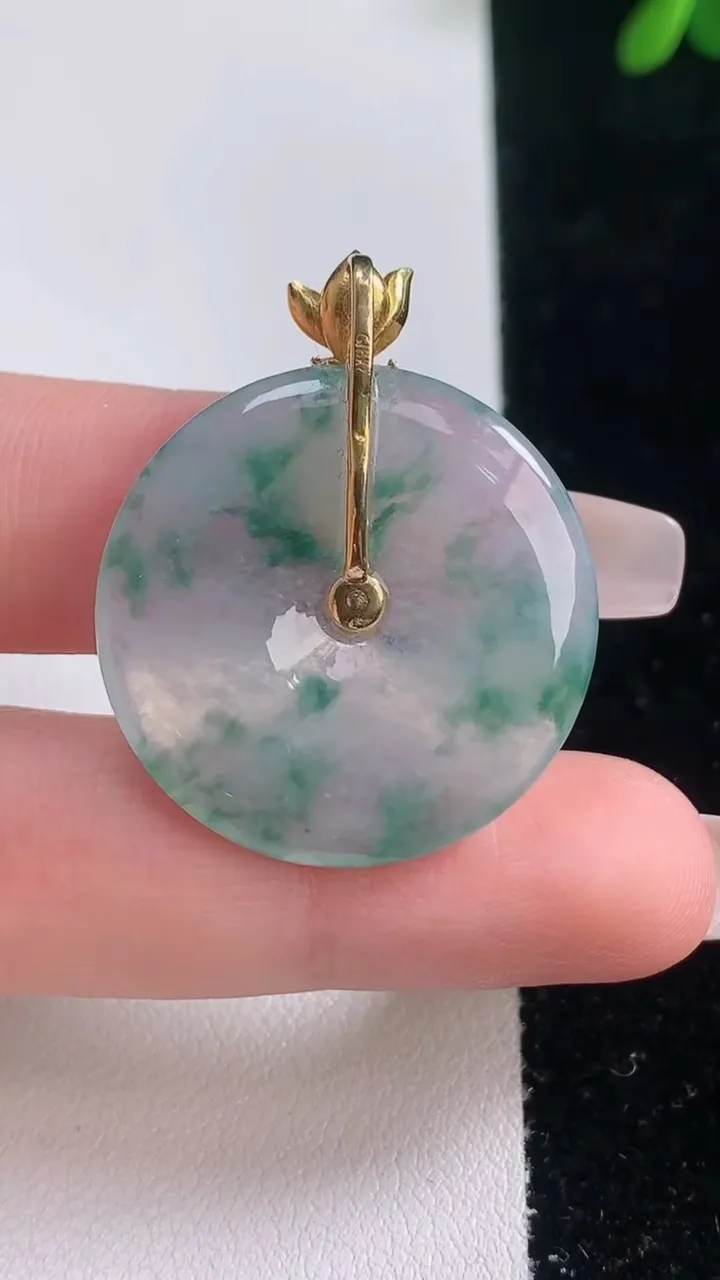 天然A货翡翠种飘花平安扣吊坠，尺寸27.3-3.4，重量:5.89g
12月21日