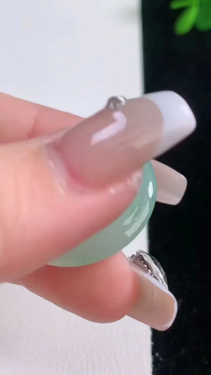 天然A货翡翠平安扣吊坠，尺寸26.4-5，重量:7.21g
12月21日