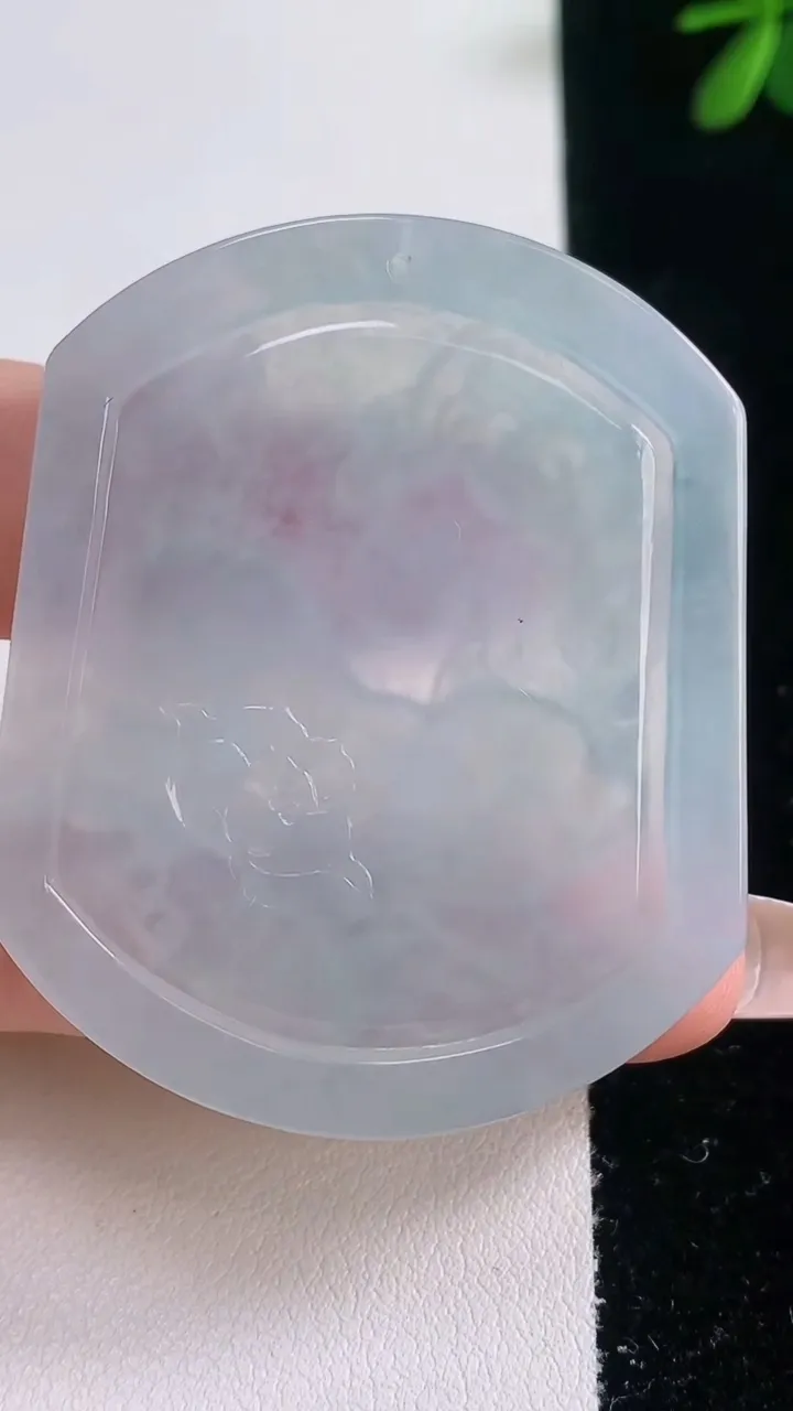 天然A货翡翠生肖猪吊坠，尺寸50-41.6-4.8，重量:21.38g
12月21日