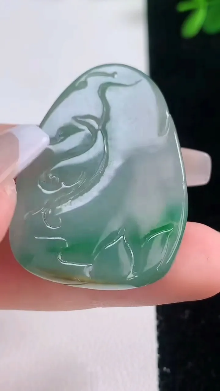 天然A货翡翠虚空藏菩萨吊坠，尺寸40.6-28-5.6，重量:13.75g
12月21日