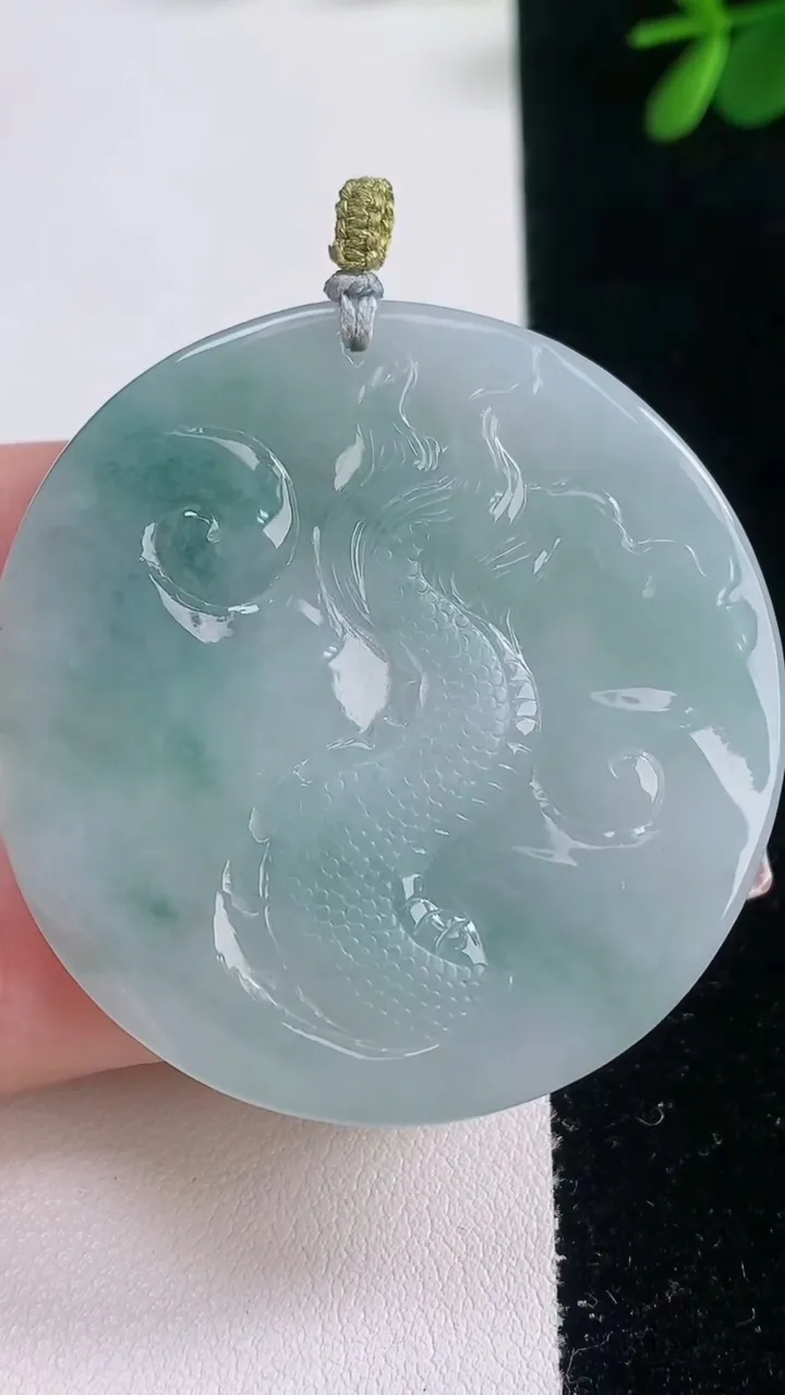 天然A货翡翠飘花祥龙大势至菩萨吊坠，尺寸47.8-46.4-6.7，重量:29.22g
12月21日