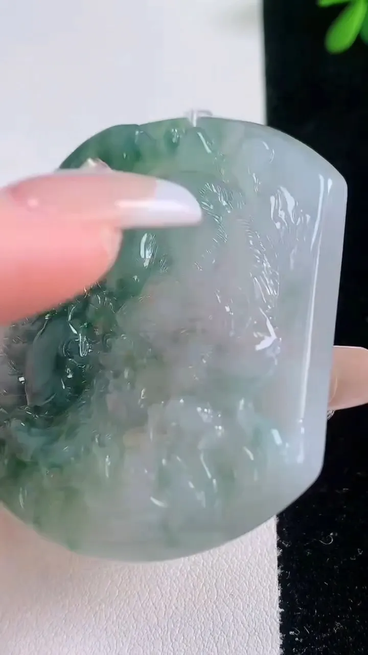 天然A货翡翠冰种飘花生肖虎吊坠，尺寸54.3-45.2-5.7，重量:30.47g
12月21日