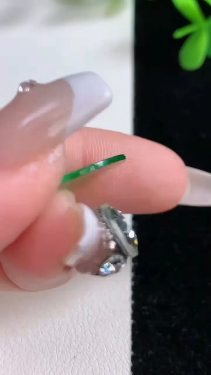 天然A货翡翠无事牌镶嵌件，尺寸21-1，重:1.15g
12月21日