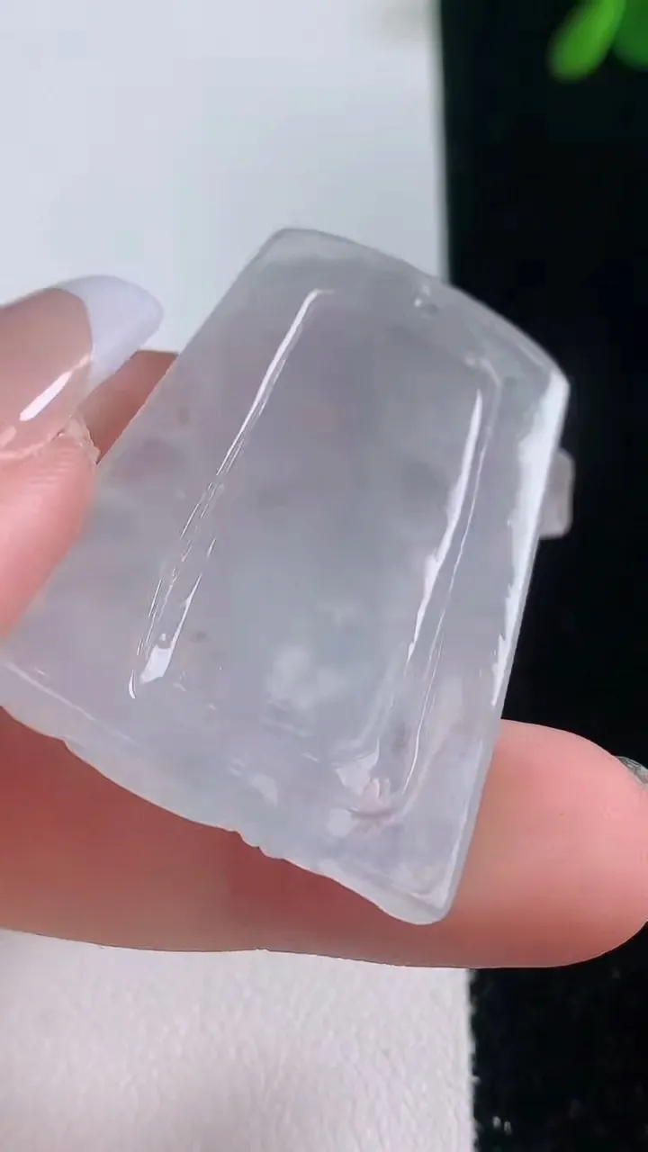 天然A货翡翠生肖虎吊坠，尺寸39.3-29.3-5，重量:12.18g
12月21日