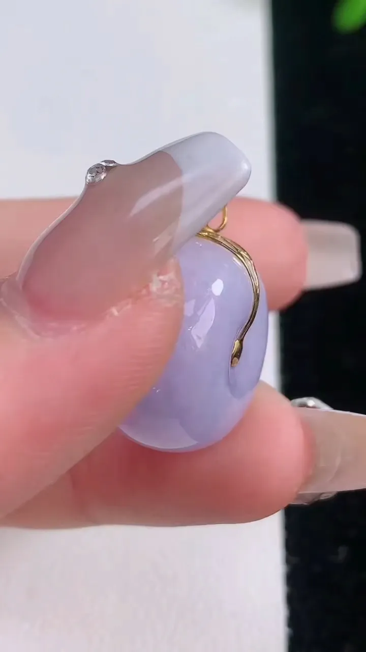 天然A货翡翠18K金紫罗兰路路通吊坠，尺寸18.8-12.3，重量:10.96g
12月21日