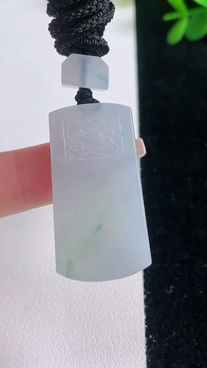 天然A货翡翠飘花仿古无事牌吊坠，尺寸35.7-19-6，重量:16.61g
12月21日