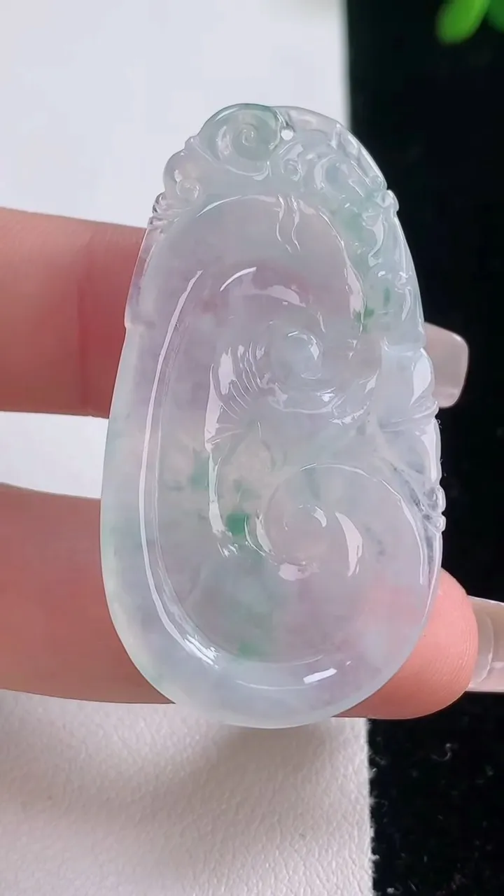 天然A货翡翠冰种飘花如意吊坠，尺寸45.6-25.2-4.2，重量:8.39g
12月21日