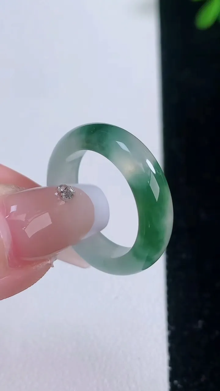 天然A货翡翠冰种飘花指环戒指，尺寸17.3-5.3-3.2，重量:3.91g2025年12月21日
