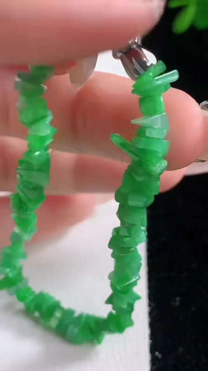 天然A货翡翠原石手串，尺寸4.9-3.2-2，重量:7.52g12月21日
工厂直销收藏佳品,种好水足，色泽均匀，有种有色，上手高大气！