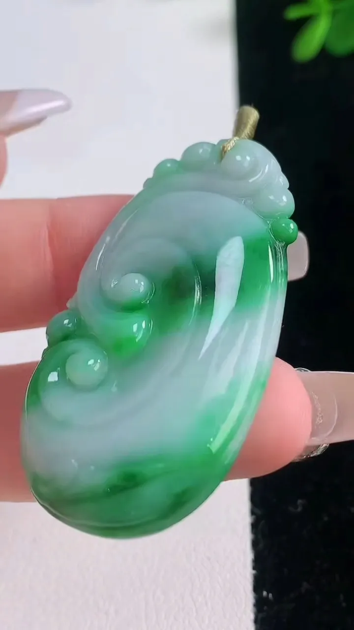 天然A货翡翠如意吊坠，尺寸46-25.8-6，重量:13.38g
12月21日