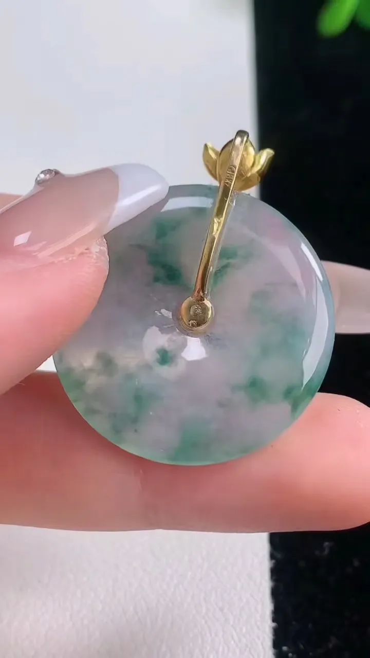 天然A货翡翠种飘花平安扣吊坠，尺寸27.3-3.4，重量:5.89g
12月21日